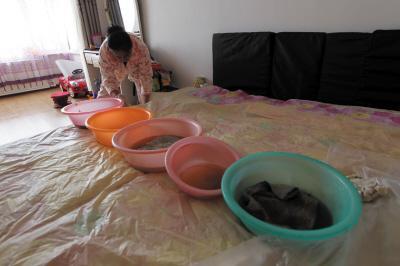 五家渠楼上漏水，住户失联，小区没物管，业主维权难！律师来支招……